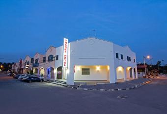 Thanks Hotel allows 18 year olds to book a room