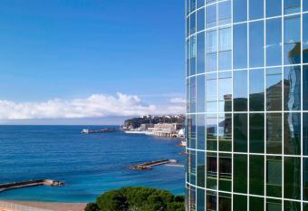 Le M  ridien Beach Plaza allows 18 year olds to book a room