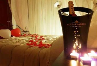 Elegance B&B has rooms with a private hot tub