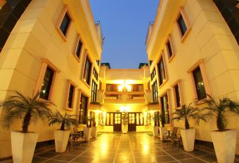 Enkay Residency V Block-Cyber City has Balcony rooms