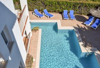 Villa Alexia - Complex allows 18 year olds to book a room