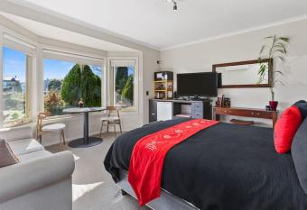 Stay Inn has rooms with a private hot tub