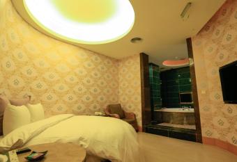 Walker Motel has rooms with a private hot tub