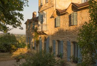 Ch  teau Du Tasta allows 18 year olds to book a room