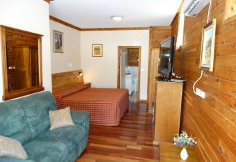 Brooklyn Motel has rooms with a private hot tub