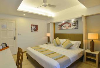 Coconut Tree Hulhuvilla Beach has rooms with a private hot tub