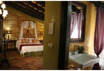 La Casona de Calder  n Gastronomic & Boutique Hotel has rooms with a private hot tub