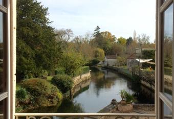 Le Moulin de Mansle has Balcony rooms