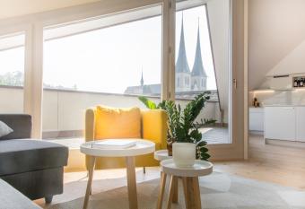 Top City Center Apartments location next to Lion Monument has Balcony rooms