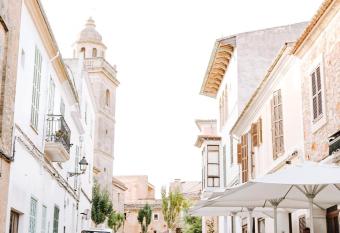 Petit Hotel C an Mel allows 18 year olds to book a room