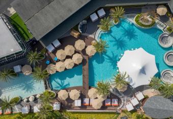 Patong Bay Hill Resort has rooms with a private hot tub