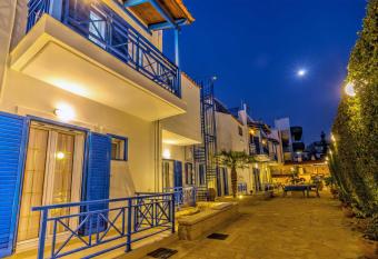 BBQ-Balcony-42Mbps-King-Backyard-Full Kitchen-2 has Balcony rooms