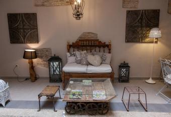 Palacio Almagra has Balcony rooms