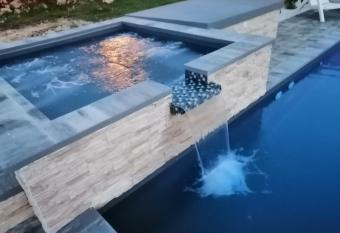 Apartment Camelia has rooms with a private hot tub