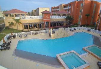 La Isla Residences Luxury Condominiums has rooms with a private hot tub