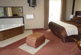 Riverbank Lodge has rooms with a private hot tub