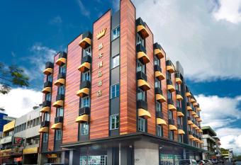 Kingwood Boutique Hotel allows 18 year olds to book a room