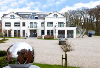 Aparthotel Museumshof allows 18 year olds to book a room