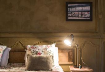 Une Nuit Au Ch  teau has rooms with a private hot tub