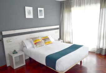 Alda Puerta Coru  a allows 18 year olds to book a room