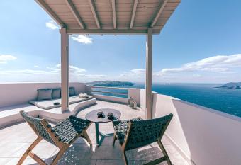 Grand View - Megalochori Santorini has rooms with a private hot tub