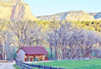 Arrowhead Country Inn and Cabins has rooms with a private hot tub
