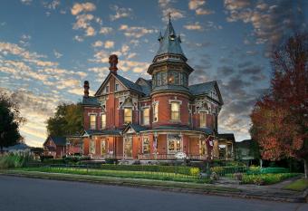 The Empress of Little Rock has Balcony rooms