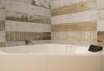 Hotel Gallery has rooms with a private hot tub