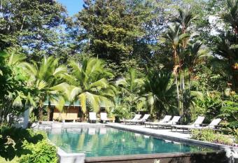 Passion Fruit Lodge allows 18 year olds to book a room