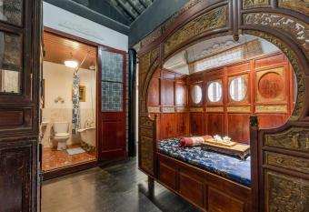 The Glance Back Garden Hotel has rooms with a private hot tub