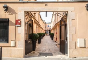 Hotel De L Horloge allows 18 year olds to book a room