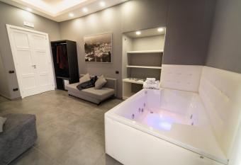 Royal Art H Duomo - Napoli Centro, by ClaPa Group allows 18 year olds to book a room