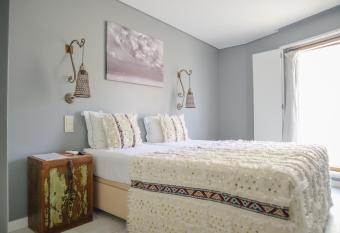 Casa da Pra  a Guest House allows 18 year olds to book a room