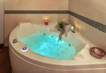 Il Dolce Sospiro has rooms with a private hot tub