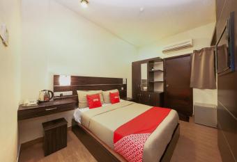 OYO 108 Golden Palace Hotel allows 18 year olds to book a room