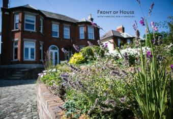 Luxury Architect Designed House has Balcony rooms