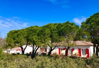 H  TEL LES VOLETS ROUGES - CASSIS allows 18 year olds to book a room
