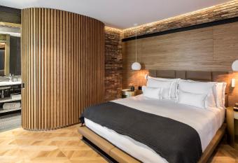 Monument Hotel has rooms with a private hot tub