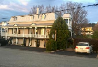 Au Vieux Presbyt  re De Saint-L  on has rooms with a private hot tub