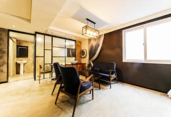 Hotel Cacao allows 18 year olds to book a room