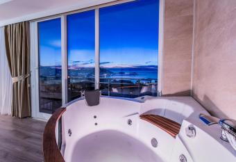 Demir Suit Hotel has Balcony rooms