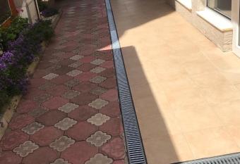 Red House Guest House has Balcony rooms