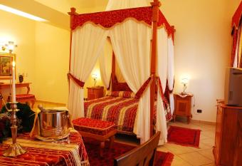 Tenuta Sciacca has rooms with a private hot tub