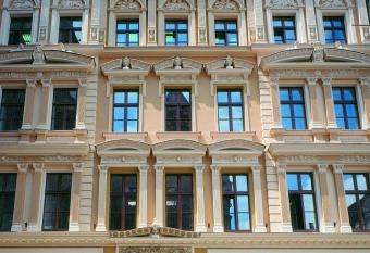 Hotel Patio Old Town allows 18 year olds to book a room