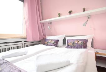 Self check in City HoStel Nordstern allows 18 year olds to book a room