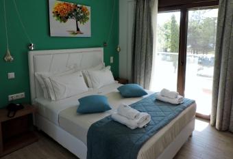 Hatzoudis Luxury Suites has rooms with a private hot tub