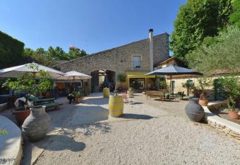 Le Clos des Aramons has Balcony rooms