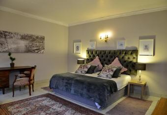 Owls Loft Guest House has Balcony rooms