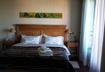 Suite Mendoza 1512 allows 18 year olds to book a room