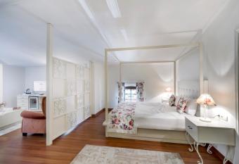 Adalya Port Hotel has rooms with a private hot tub